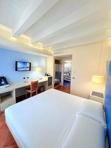 Double or Twin Room with Balcony image 3