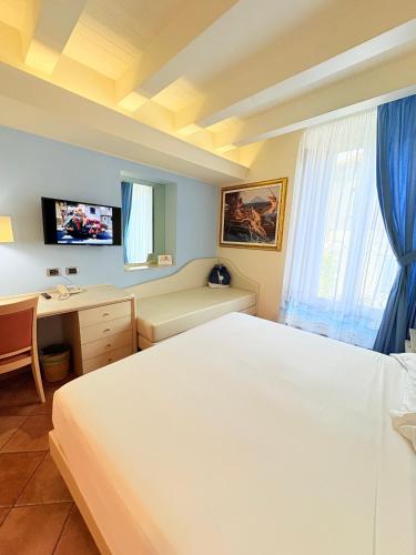 Double or Twin Room with Balcony image 4