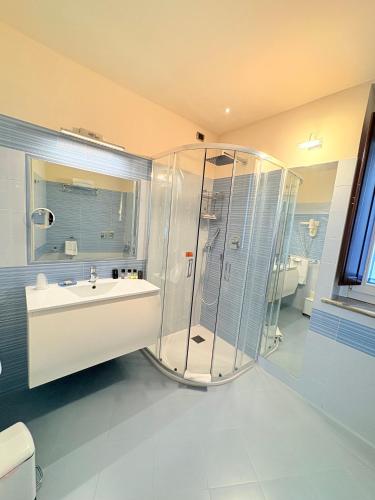 Double or Twin Room with Balcony image 5