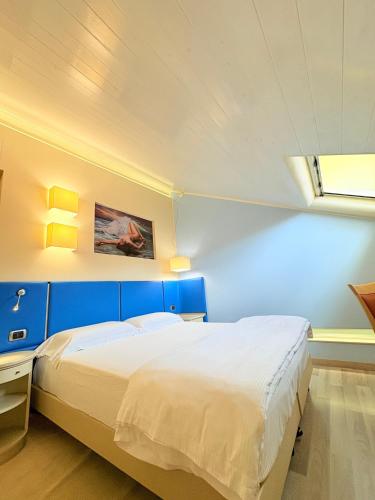 Double or Twin Room image 9