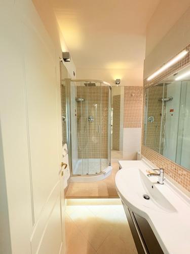 Double or Twin Room image 8