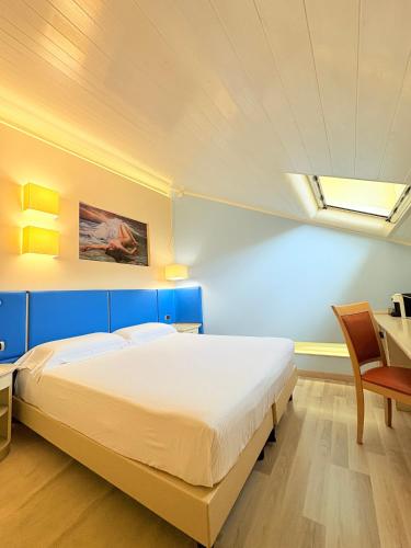 Double or Twin Room image 7