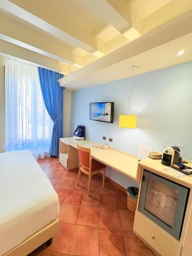 Double or Twin Room with Balcony image 7