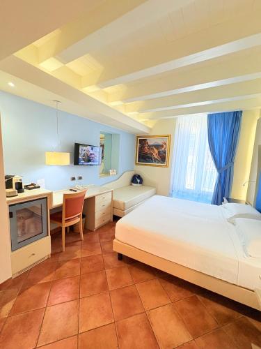 Double or Twin Room with Balcony image 6