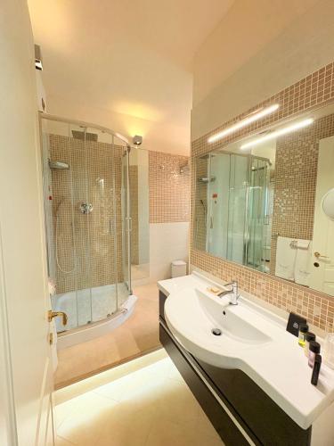 Double or Twin Room image 6