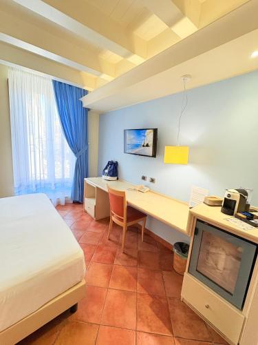 Double or Twin Room with Balcony image 9