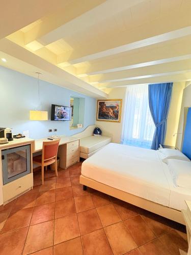 Double or Twin Room with Extra Bed image 9