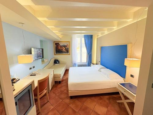 Double or Twin Room with Balcony image 10