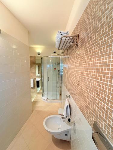 Double or Twin Room image 5