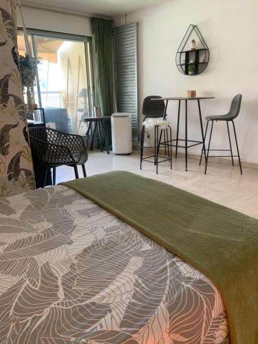 Studio climatisé, super déco, piscine, avec 2 vtt