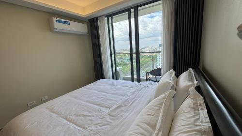 LCONDOTEL Serviced Apartment near MOA NAIA PITX with Pool Parking, Metro Manila
