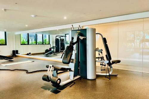 Vserve Modern Oasis: Canal & Burj Views - image 11