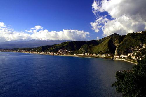 Baia degli Dei Ideally located in the prime touristic area of Giardini Naxos, Baia degli Dei promises a relaxing and wonderful visit. Offering a variety of facilities and services, the hotel provides all you need fo