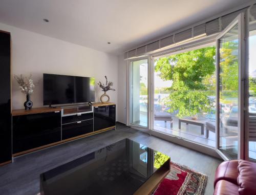 Balcony/terrace, Waterfront Apartment am Main, 15 Min Frankfurt Airport, Terrasse, Free Parking in Florsheim am Main