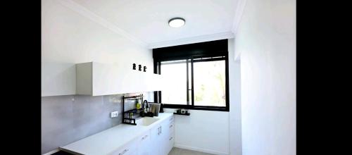 Kitchen, סוויטת האחוזה in Raanana