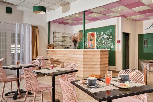 อาหารและเครื่องดื่ม, Artemia Aigues-Mortes - Hotel avec piscine - Bornes electriques - Parking prive - Local velo-moto in แอกเกอ มอร์เตอ