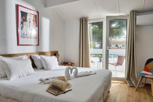 Artemia Aigues-Mortes - Hotel avec piscine - Bornes electriques - Parking prive - Local velo-moto in แอกเกอ มอร์เตอ