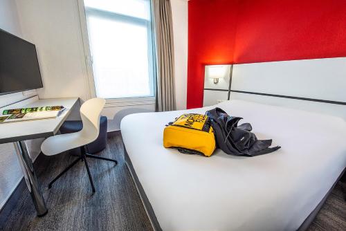 Standard Double Room image 5