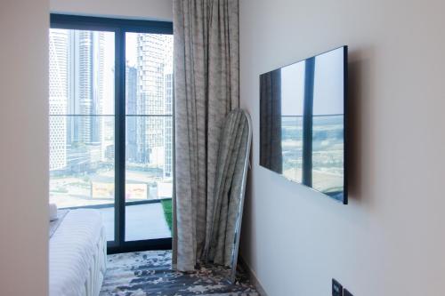 Binghatti canal with private jacuzzi burj khalifa view kings, Dubai (photo 4)