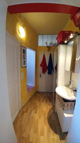 small but central, Cologne (photo 9)