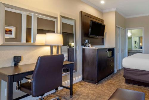 Comfort Inn & Suites Huntington Beach - main image