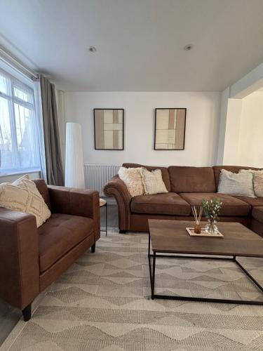 3 Double Beds Links to M6 & M5 in Palfrey