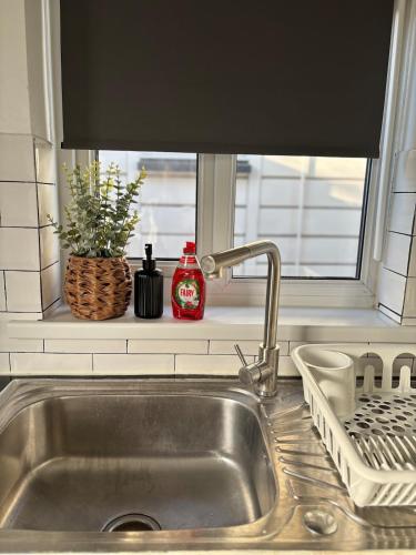 3 Double Beds Links to M6 & M5 in Palfrey