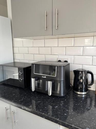 3 Double Beds Links to M6 & M5 in Palfrey