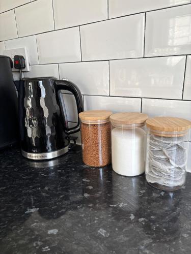 3 Double Beds Links to M6 & M5 in Palfrey