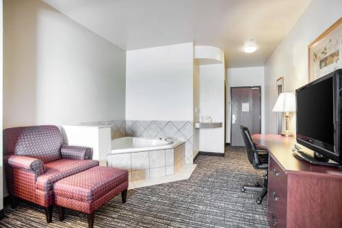 Quality Inn - image 2