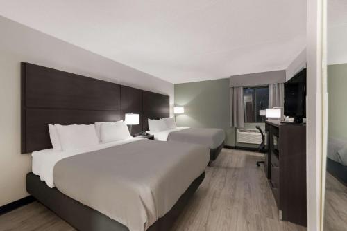 2 queen beds