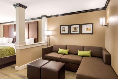 Queen Suite with Two Queen Beds and Sofa Bed - Non-Smoking