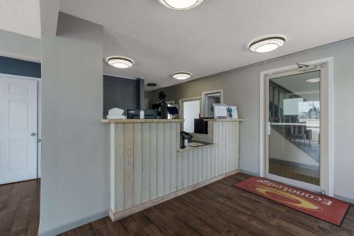 Econo Lodge Cherry Point - image 7