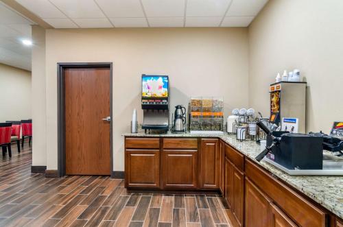 Comfort Inn & Suites Salina North - image 4