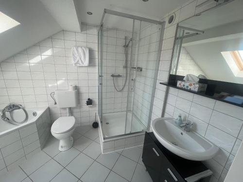 Weißes Apartmenthaus am Kanal in Emden, Deutschland