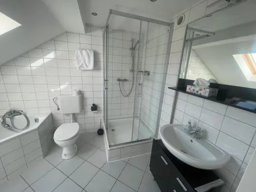Weißes Apartmenthaus am Kanal in Emden, Deutschland