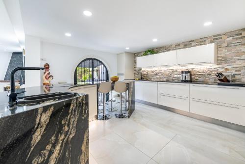 797 HOLIDAY RENTALS -Estilosa Villa en Benalmadena para 10 - image 5