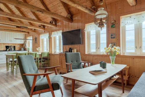 Einrichtungen, Greystone House / Historic / Traditional / Unique in Soldarfjordur