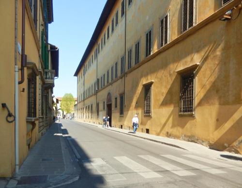 Bright 3-Bedroom Apartment with Patio in Florence Historic Center Near Duomo - image 3