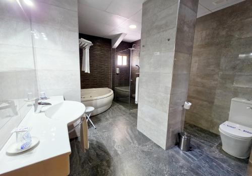 淋浴間, Hotel Los Barruecos by Croma in 卡塞雷斯馬爾帕蒂達