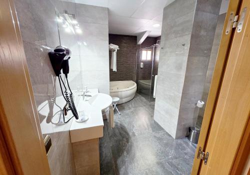 Hotel Los Barruecos by Croma - 샤워실