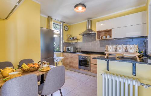 virtuve, 2 Bedroom Awesome Home In Cipressa in Cipressa