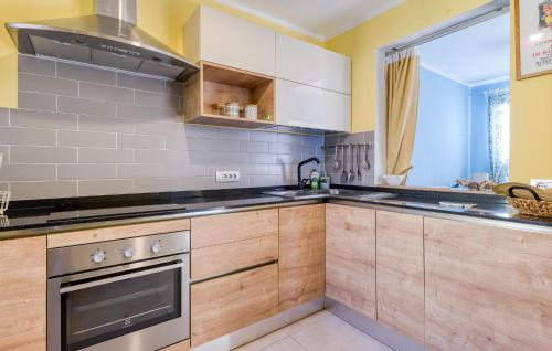 virtuve, 2 Bedroom Awesome Home In Cipressa in Cipressa