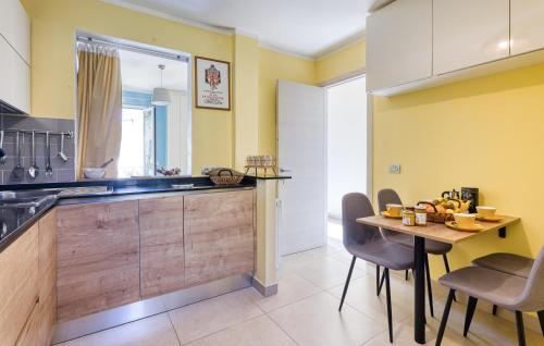 virtuve, 2 Bedroom Awesome Home In Cipressa in Cipressa