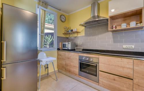 virtuve, 2 Bedroom Awesome Home In Cipressa in Cipressa
