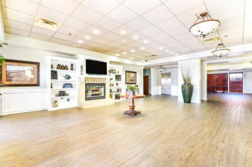 Előcsarnok, OYO Townhouse Oklahoma City Airport near White Water Bay