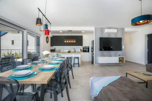 Deluxe villa with swimming pool, whirlpool on the roof terrace with a beautiful sea view - by TRAVEL in Gabonjin