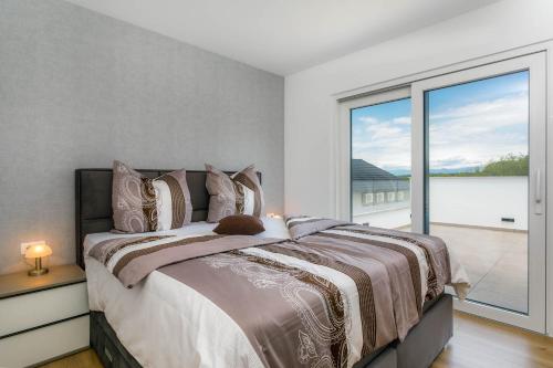 Deluxe villa with swimming pool, whirlpool on the roof terrace with a beautiful sea view - by TRAVEL in Gabonjin