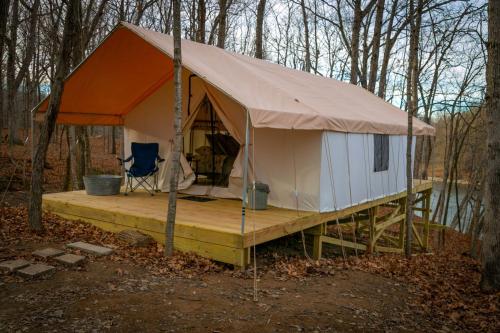 Secluded Luxury Camping Tent on Otter Lake near Girard, Illinois in Carlinville (IL)