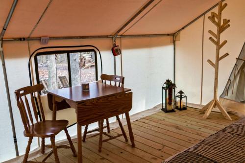 Secluded Luxury Camping Tent on Otter Lake near Girard, Illinois in Carlinville (IL)